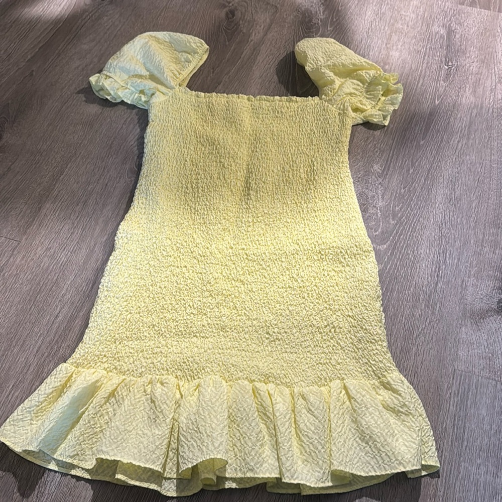 Zara yellow dress short sleeve.